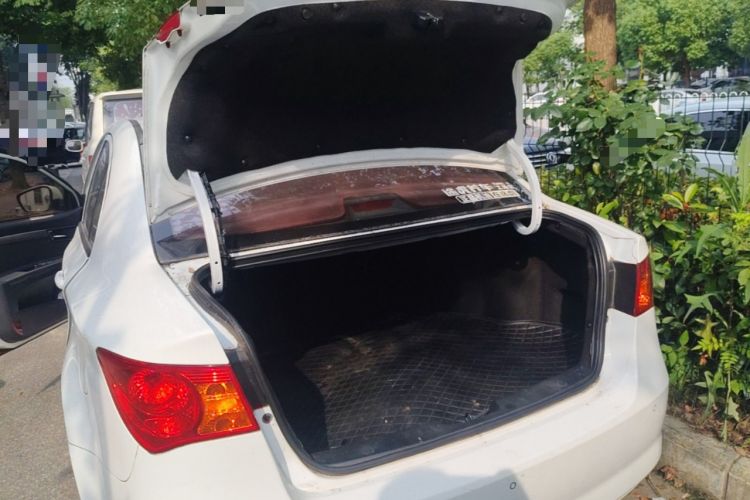 Used Roewe 350 2015 1.5L Automatic Luxury Sunroof Edition Trunk