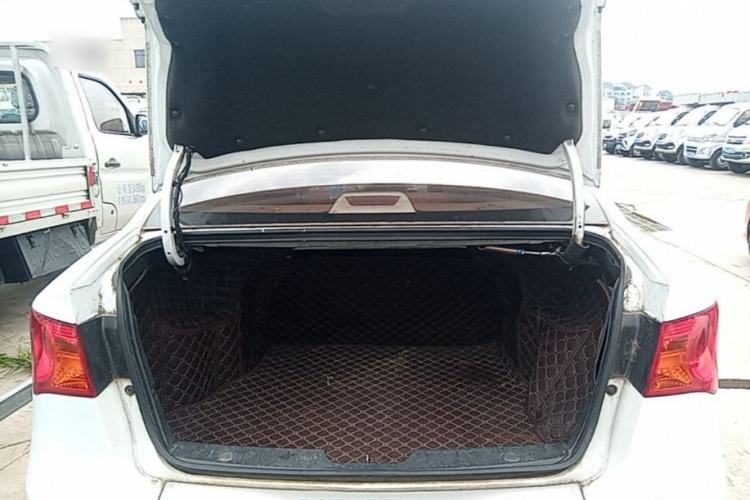 Used Roewe 350 2015 1.5L Automatic Luxury Sunroof Edition Trunk