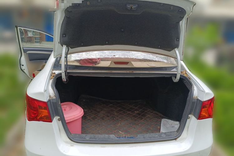 Used Roewe 350 2015 1.5L Automatic Luxury Sunroof Edition Trunk
