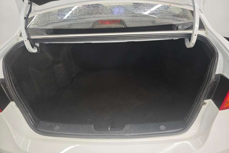 Used Roewe 350 2015 1.5L Automatic Luxury Sunroof Edition Trunk
