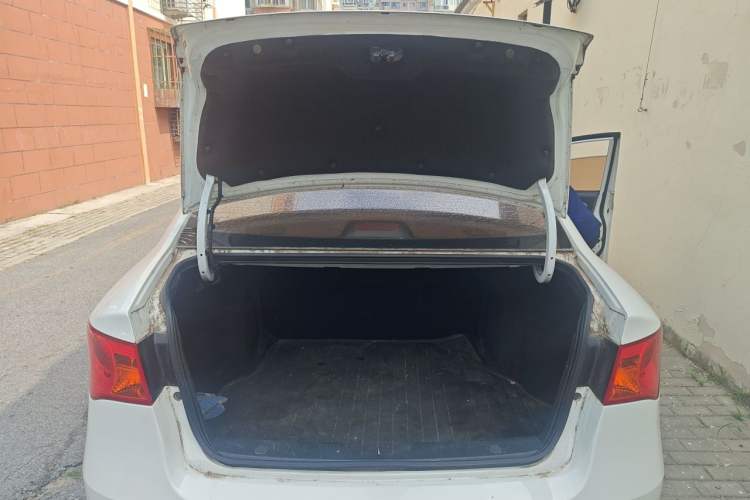 Used Roewe 350 2015 1.5L Manual Luxury Sunroof Edition Trunk