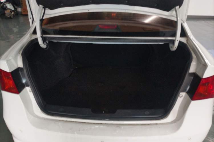 Used Roewe 350 2015 1.5L Automatic Luxury Sunroof Edition Trunk