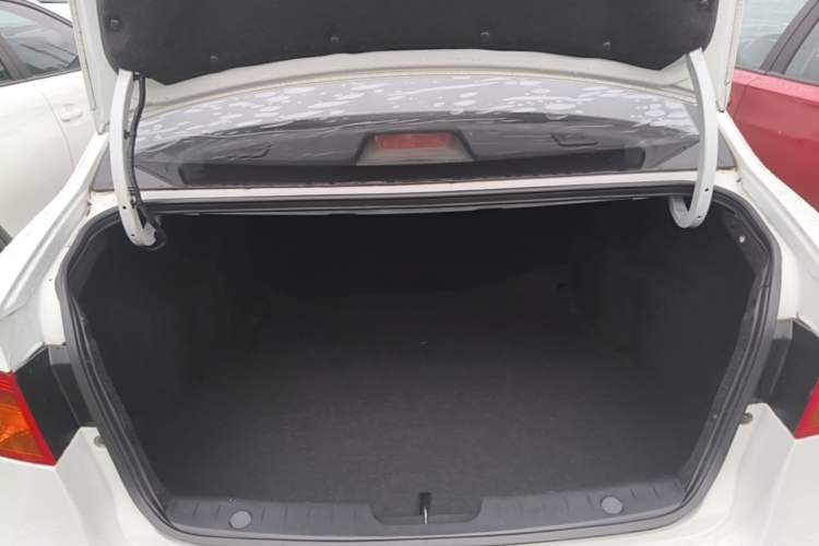 Used Roewe 350 2015 1.5L Automatic Luxury Sunroof Edition Trunk