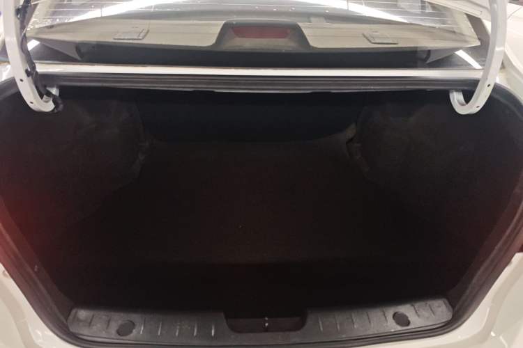 Used Roewe 350 2015 1.5L Manual Luxury Sunroof Edition Trunk