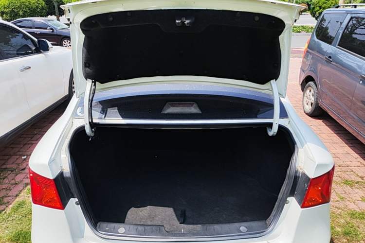 Used Roewe 350 2015 1.5L Manual Luxury Sunroof Edition Trunk