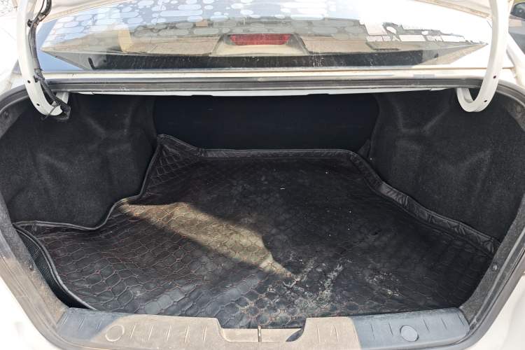 Used Roewe 350 2015 1.5L Manual Luxury Sunroof Edition Trunk