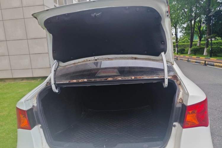 Used Roewe 350 2015 1.5L Automatic Luxury Sunroof Edition Trunk