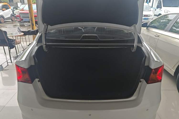 Used Roewe 350 2015 1.5L Manual Luxury Sunroof Edition Trunk