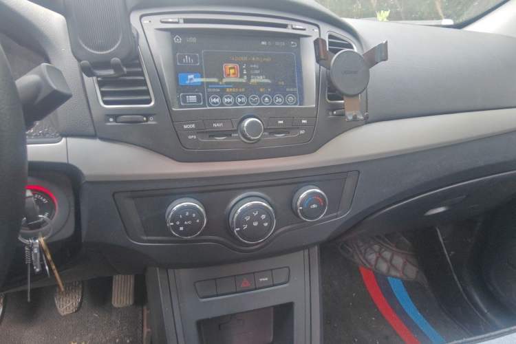 Used Roewe 350 2015 1.5L Manual Luxury Sunroof Edition Audio And AC Panel