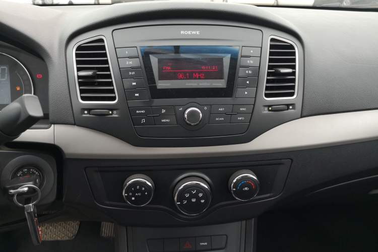 Used Roewe 350 2015 1.5L Automatic Luxury Sunroof Edition Audio And AC Panel