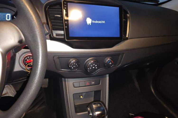 Used Roewe 350 2015 1.5L Automatic Luxury Sunroof Edition Audio And AC Panel