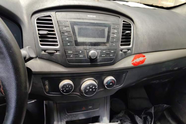 Used Roewe 350 2015 1.5L Manual Luxury Sunroof Edition Audio And AC Panel