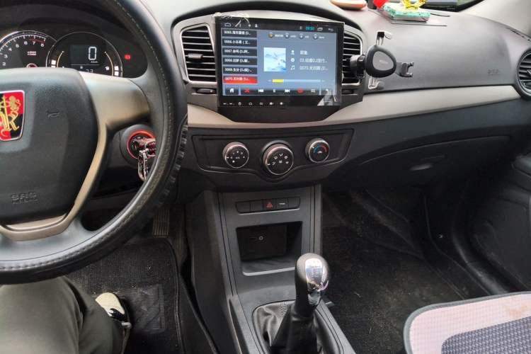Used Roewe 350 2015 1.5L Manual Luxury Sunroof Edition Audio And AC Panel