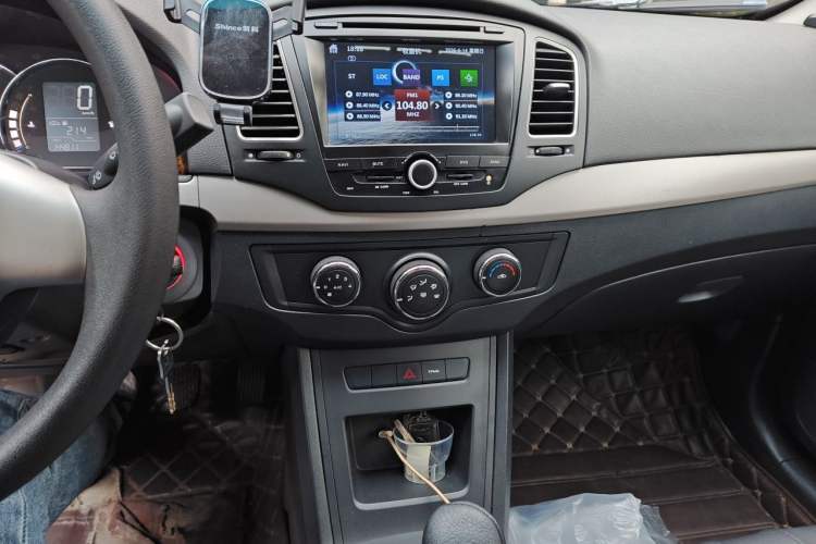 Used Roewe 350 2015 1.5L Manual Luxury Sunroof Edition Audio And AC Panel