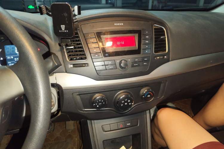 Used Roewe 350 2015 1.5L Manual Luxury Sunroof Edition Audio And AC Panel