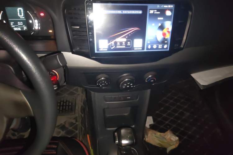 Used Roewe 350 2015 1.5L Automatic Luxury Sunroof Edition Audio And AC Panel