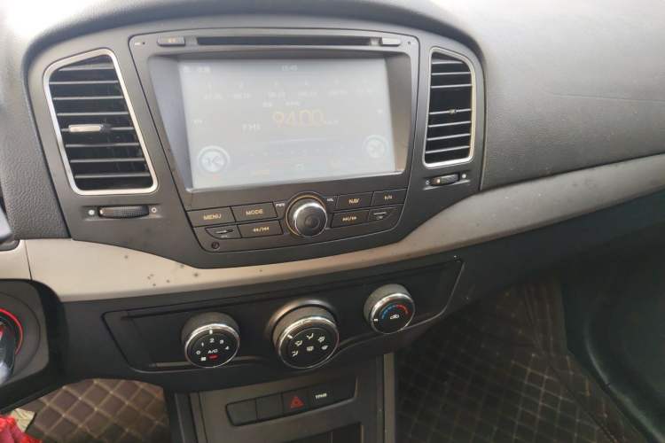 Used Roewe 350 2015 1.5L Manual Luxury Sunroof Edition Audio And AC Panel