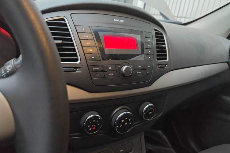 Used Roewe 350 2015 1.5L Manual Luxury Sunroof Edition Audio And AC Panel