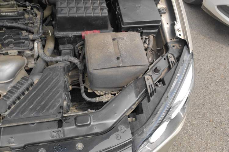 Used Roewe 350 2015 1.5L Manual Luxury Sunroof Edition Engine Bay Left