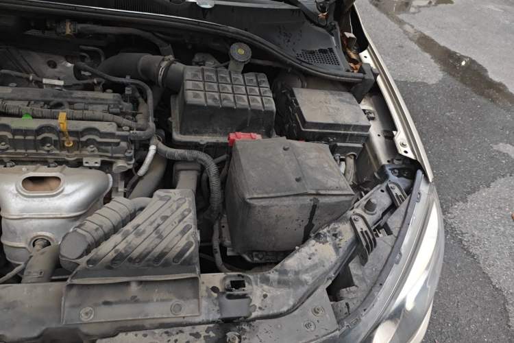 Used Roewe 350 2015 1.5L Manual Luxury Sunroof Edition Engine Bay Left