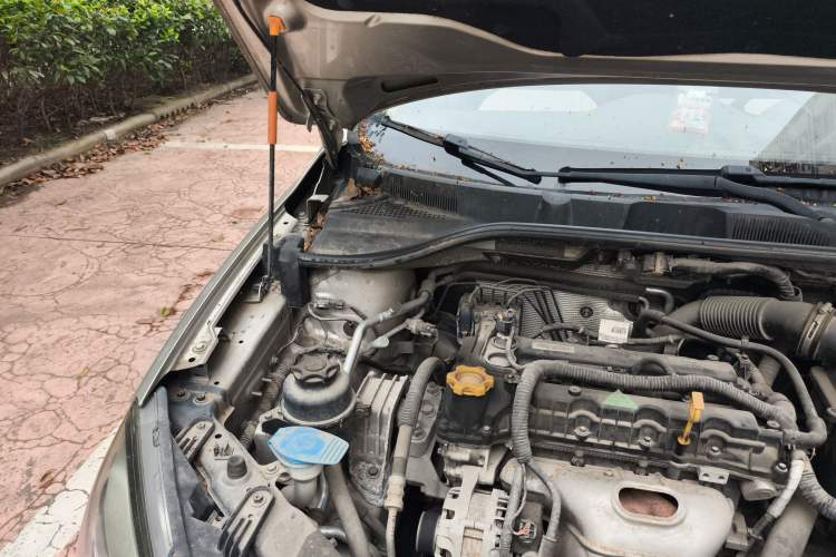 Used Roewe 350 2015 1.5L Manual Luxury Sunroof Edition Engine Bay Right