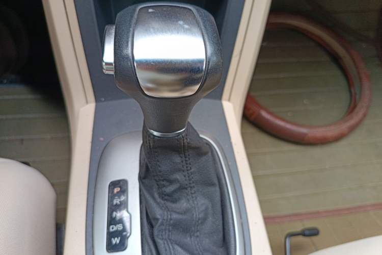 Used Roewe 350 2015 1.5L Automatic Luxury Sunroof Edition Gear Lever
