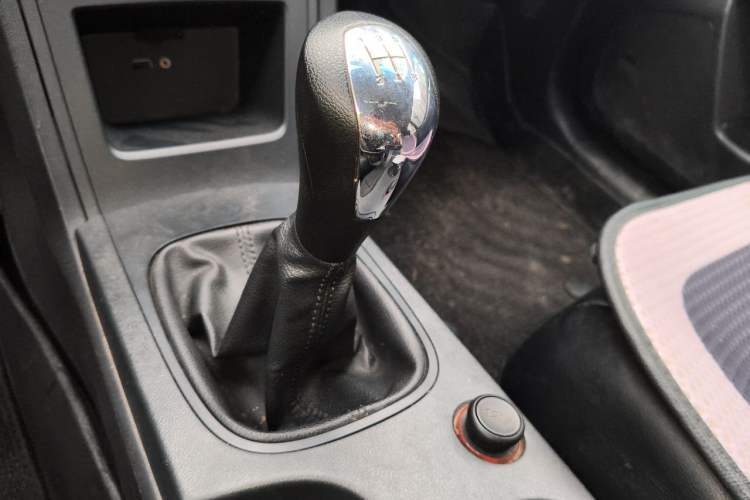 Used Roewe 350 2015 1.5L Manual Luxury Sunroof Edition Gear Lever