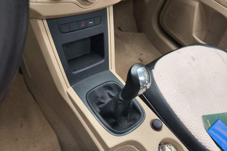Used Roewe 350 2015 1.5L Manual Luxury Sunroof Edition Gear Lever