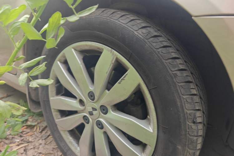 Used Roewe 350 2015 1.5L Manual Luxury Sunroof Edition Right Front Wheel Hub