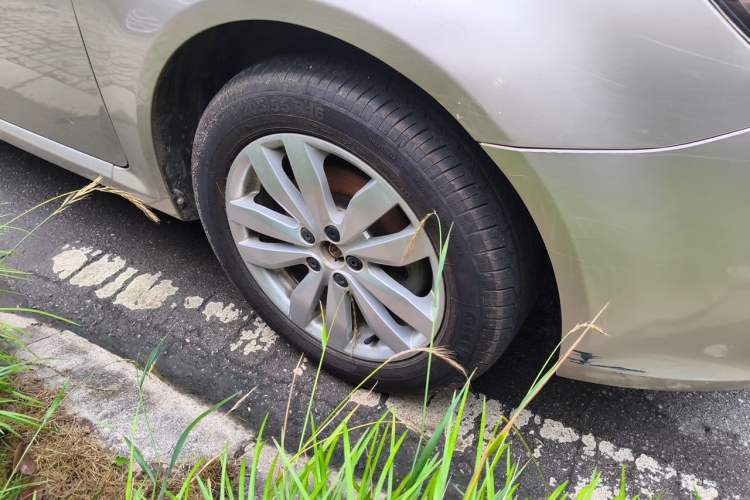 Used Roewe 350 2015 1.5L Manual Luxury Sunroof Edition Right Front Wheel Hub