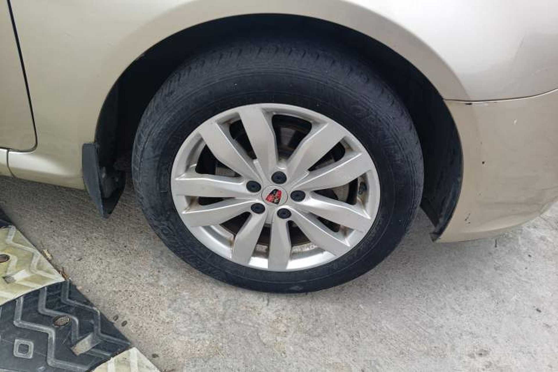 Used Roewe 350 2015 1.5L Manual Luxury Sunroof Edition Right Front Wheel Hub