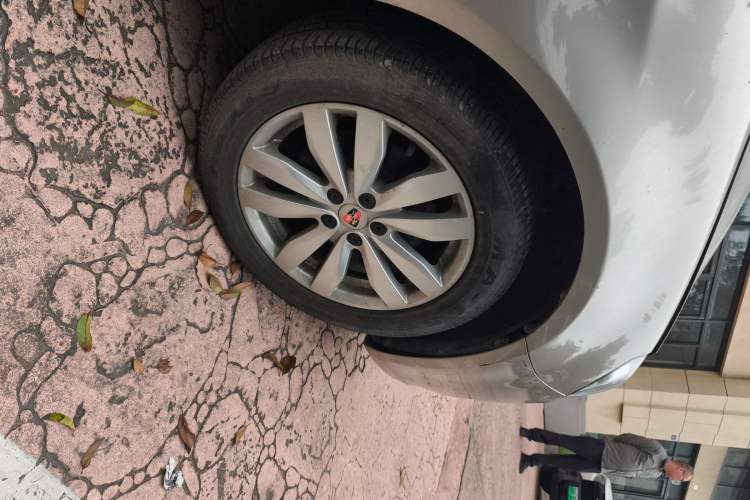 Used Roewe 350 2015 1.5L Manual Luxury Sunroof Edition Right Front Wheel Hub