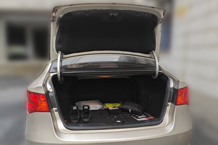 Used Roewe 350 2015 1.5L Manual Luxury Sunroof Edition Trunk