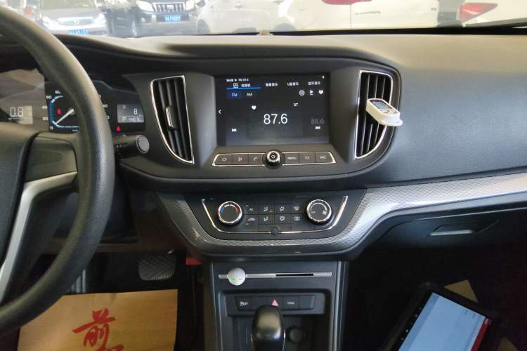 Used Roewe 360 2017 1.5L Automatic Luxury Edition Audio And AC Panel