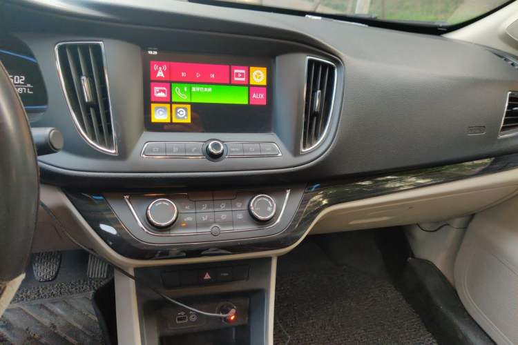 Used Roewe 360 2015 1.5L Manual Luxury Edition Audio And AC Panel