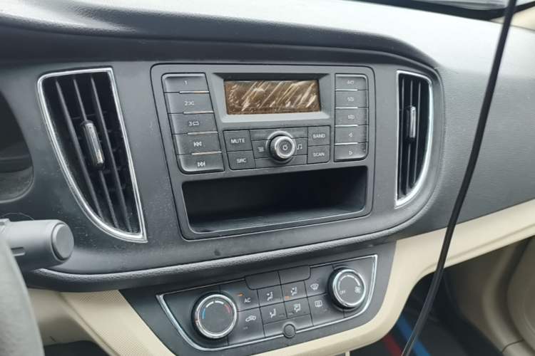 Used Roewe 360 2015 1.5L Manual Elite Edition Audio And AC Panel
