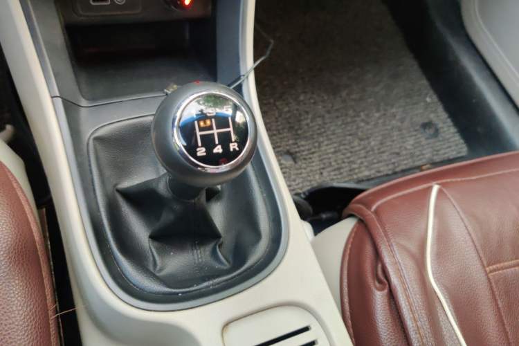 Used Roewe 360 2015 1.5L Manual Luxury Edition Gear Lever