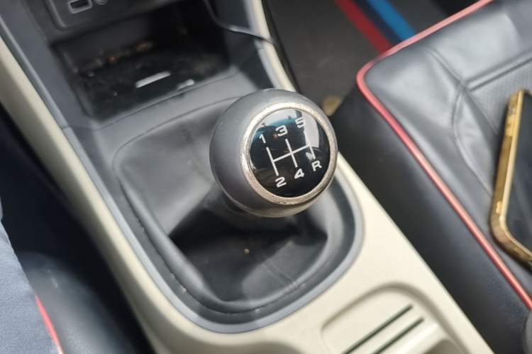 Used Roewe 360 2015 1.5L Manual Elite Edition Gear Lever