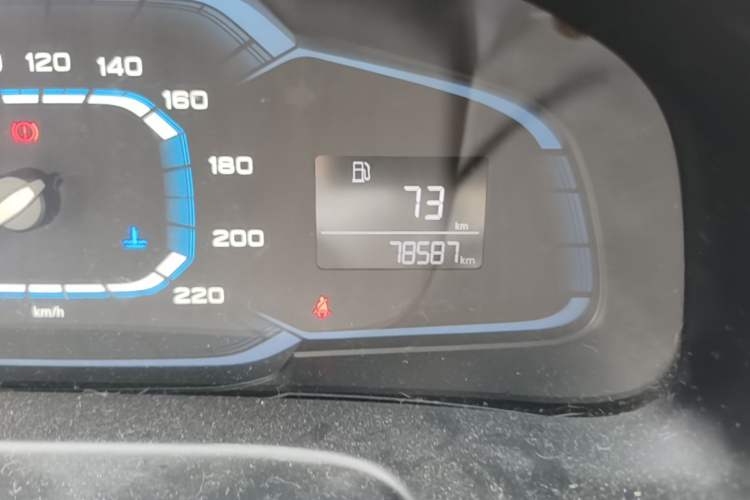 Used Roewe 360 2015 1.5L Manual Elite Edition Odometer Close Up