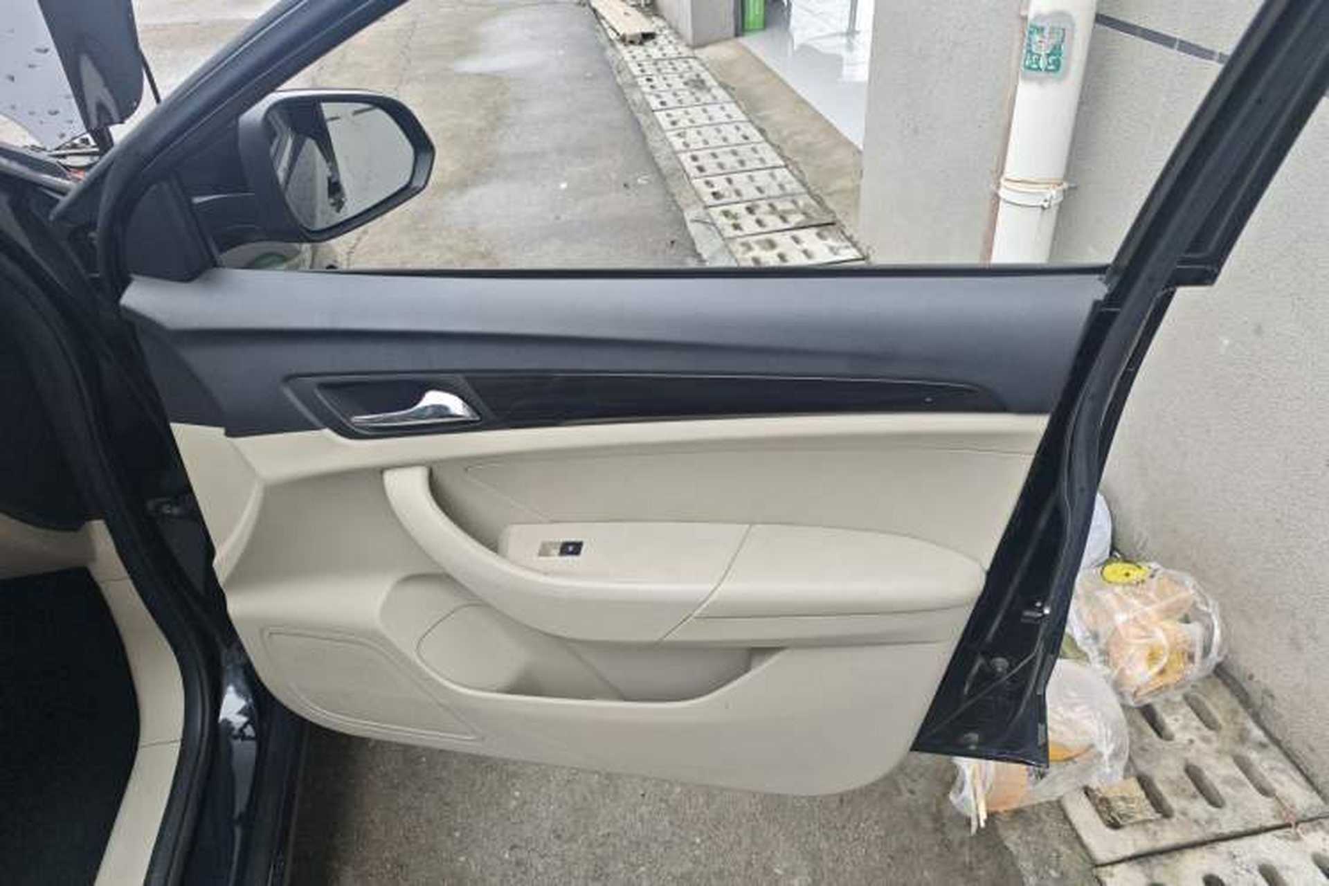 Used Roewe 360 2015 20T TST Deluxe Edition Right Front Door Interior