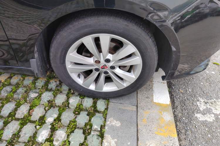 Used Roewe 360 2015 1.5L Automatic Luxury Edition Right Front Wheel Hub