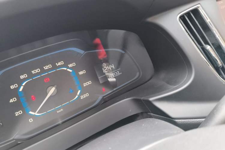 Used Roewe 360 2015 1.5L Manual Luxury Edition Odometer Close Up