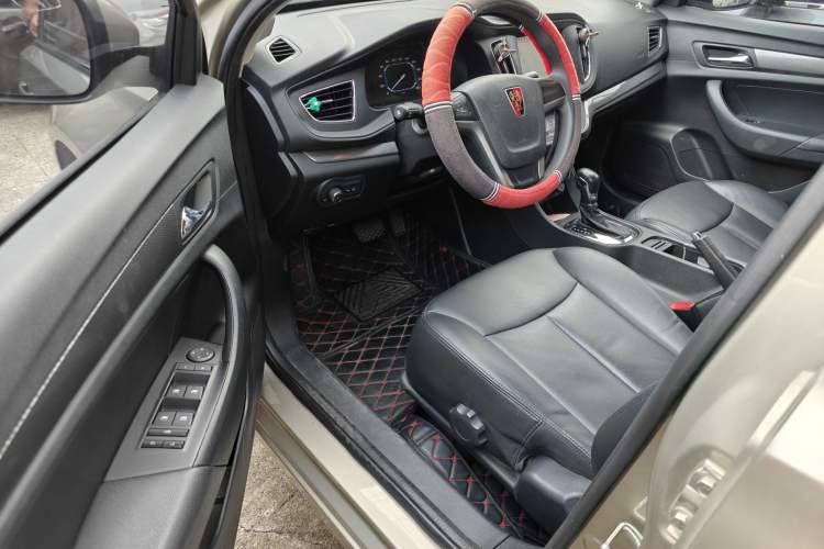 Used Roewe 360 2015 1.5L Automatic Luxury Edition Interior 4