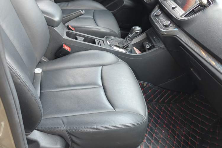 Used Roewe 360 2015 1.5L Automatic Luxury Edition Interior 6
