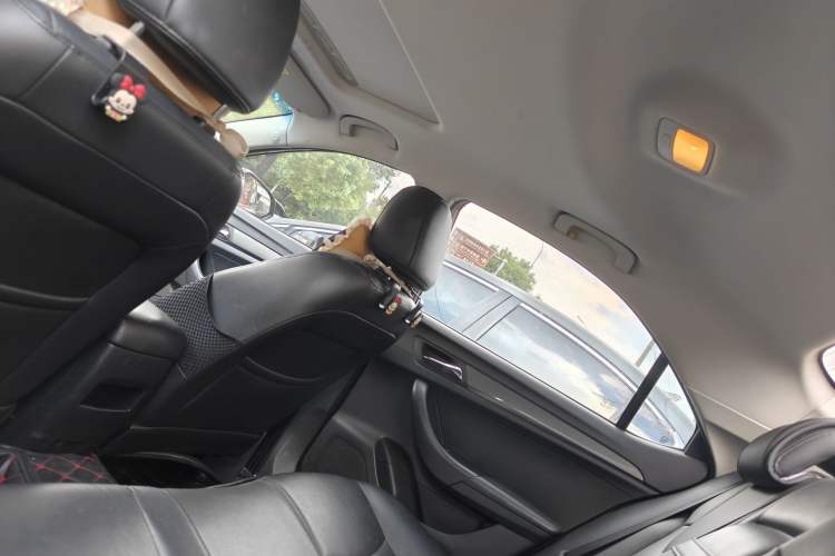 Used Roewe 360 2015 1.5L Automatic Luxury Edition Interior 8
