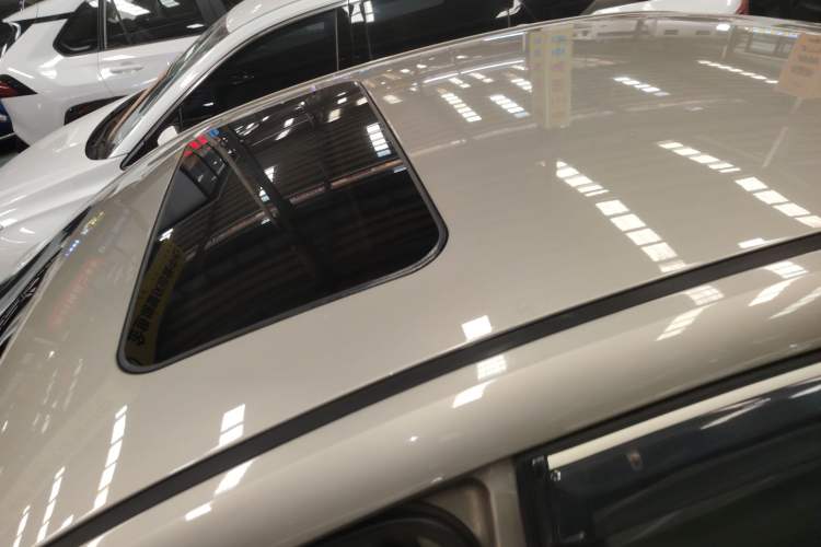 Used Roewe 360 2015 20T TST Deluxe Edition Roof