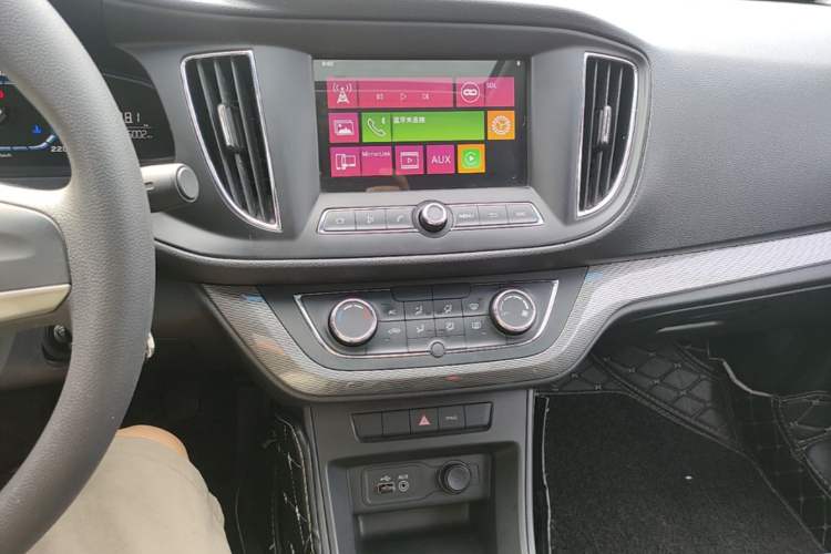 Used Roewe 360 2015 1.5L Manual Luxury Edition Audio And AC Panel