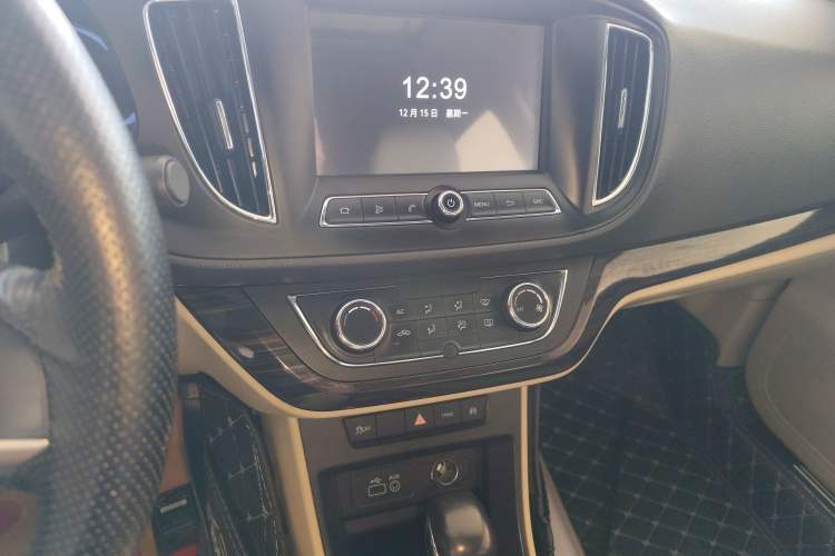 Used Roewe 360 2015 20T TST Deluxe Edition Audio And AC Panel