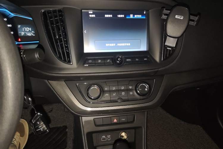 Used Roewe 360 2015 1.5L Automatic Luxury Edition Audio And AC Panel