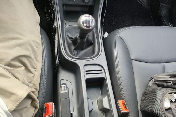 Used Roewe 360 2015 1.5L Manual Luxury Edition Gear Lever